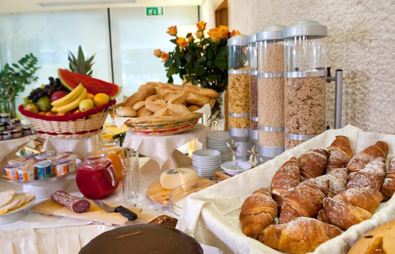 Hotel 2000 Riccione Bagian luar foto