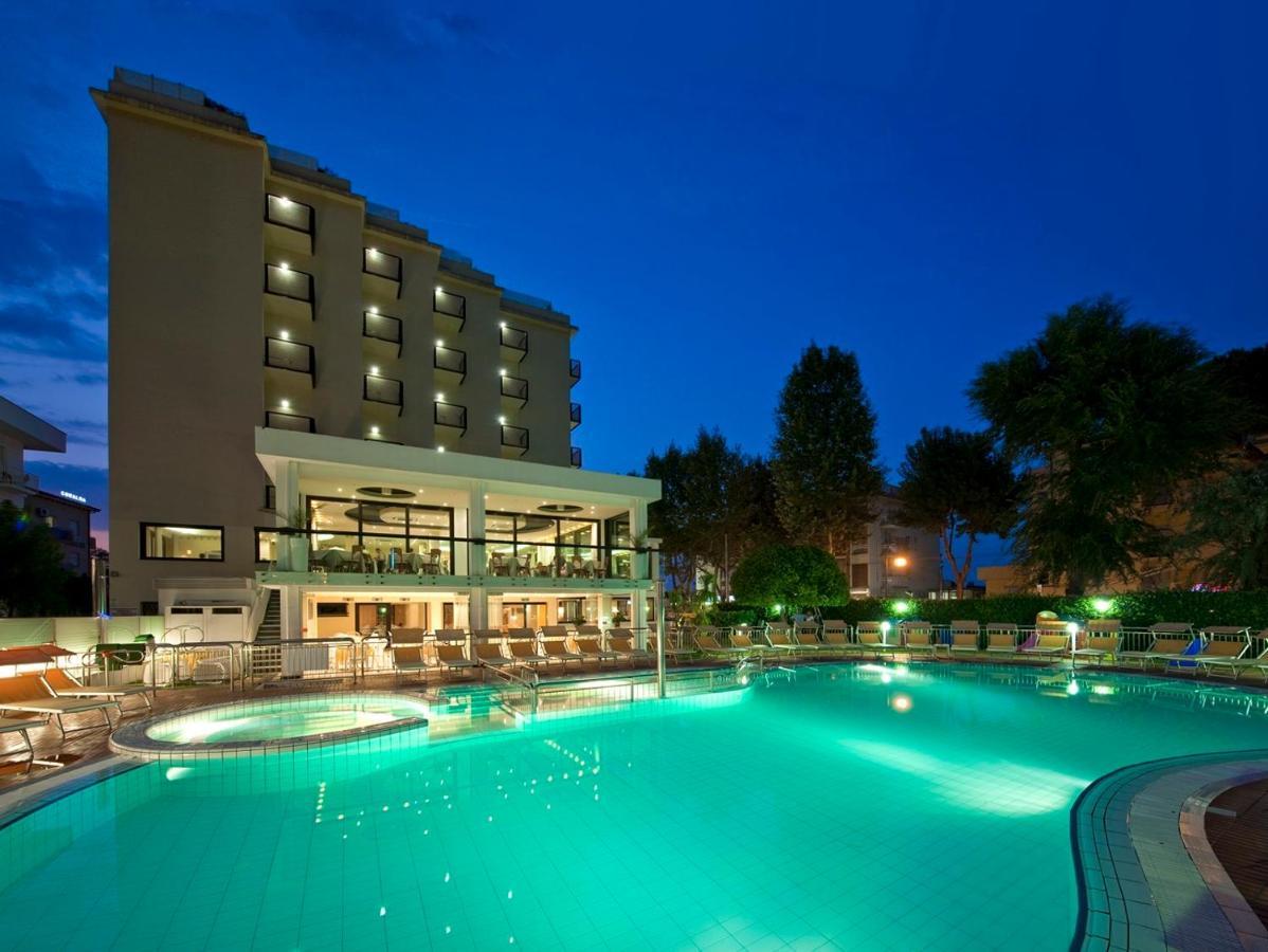 Hotel 2000 Riccione Bagian luar foto