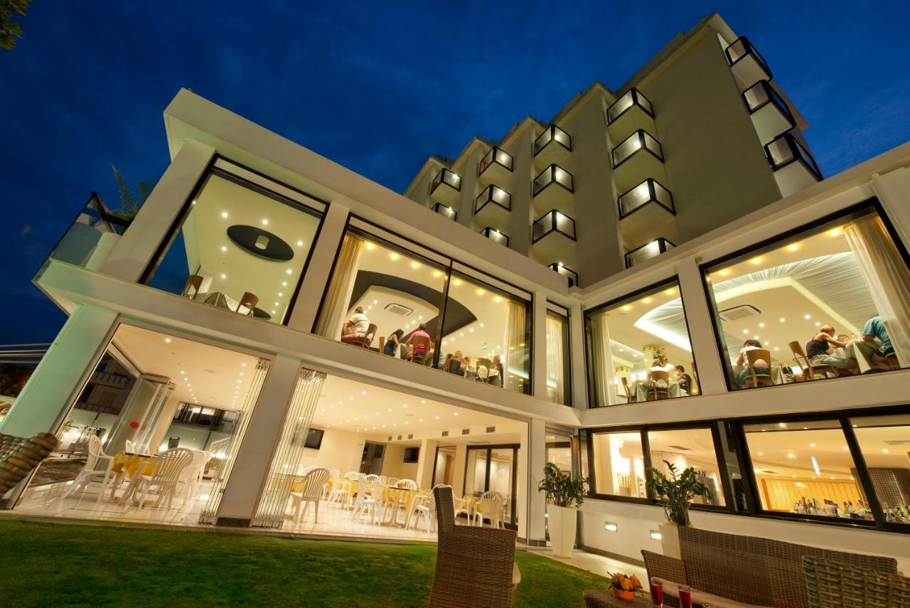 Hotel 2000 Riccione Bagian luar foto
