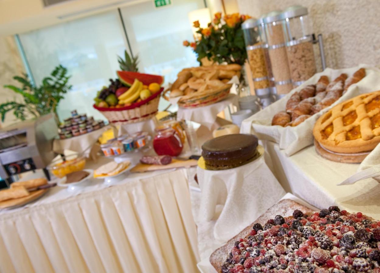 Hotel 2000 Riccione Bagian luar foto