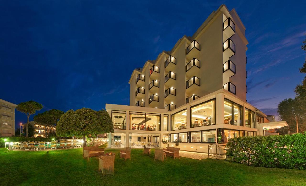 Hotel 2000 Riccione Bagian luar foto
