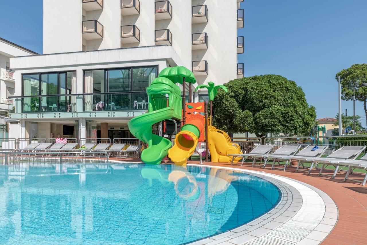 Hotel 2000 Riccione Bagian luar foto