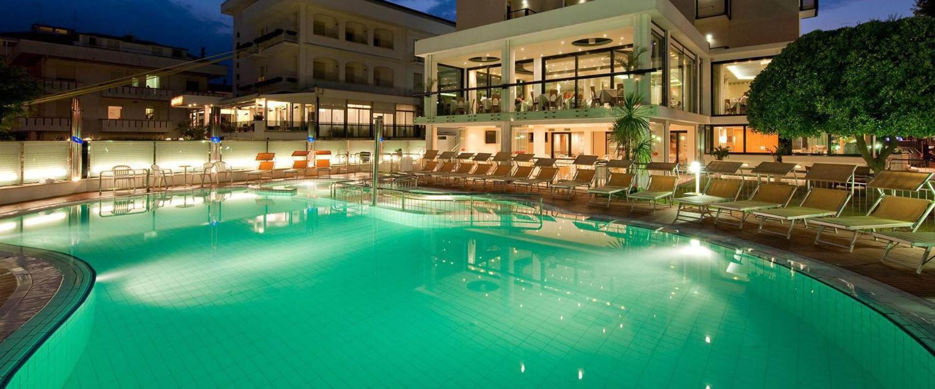 Hotel 2000 Riccione Bagian luar foto