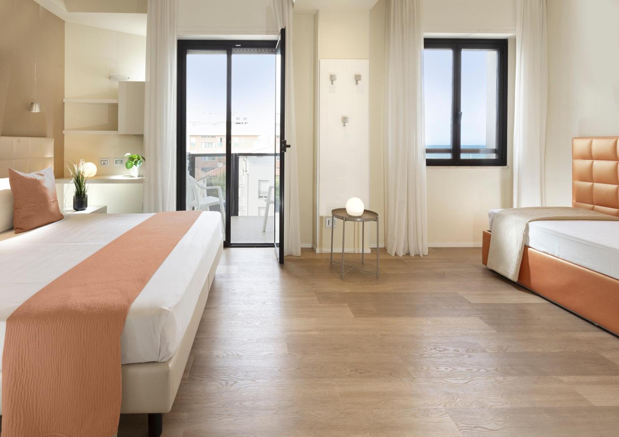 Hotel 2000 Riccione Bagian luar foto