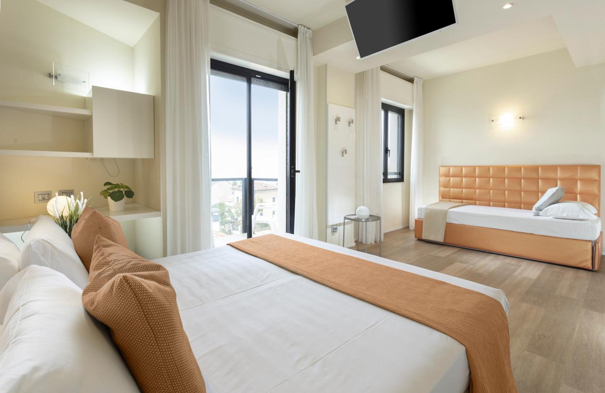 Hotel 2000 Riccione Bagian luar foto