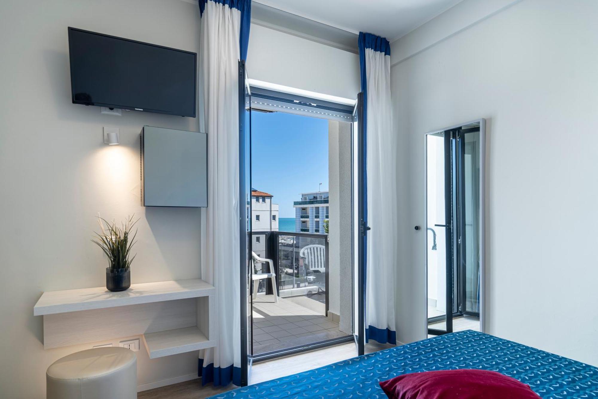 Hotel 2000 Riccione Bagian luar foto