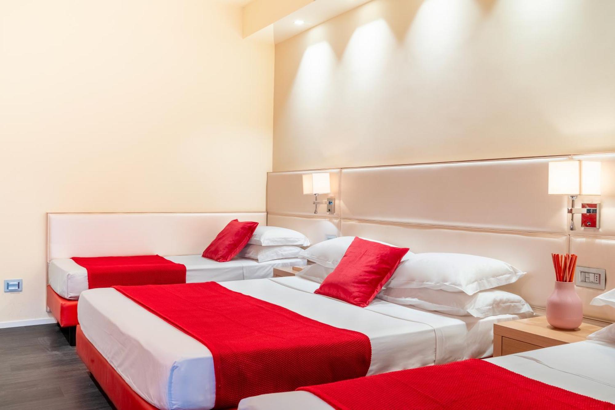 Hotel 2000 Riccione Bagian luar foto