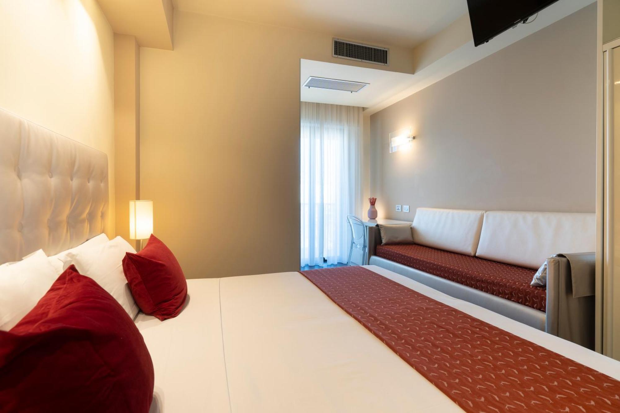 Hotel 2000 Riccione Bagian luar foto