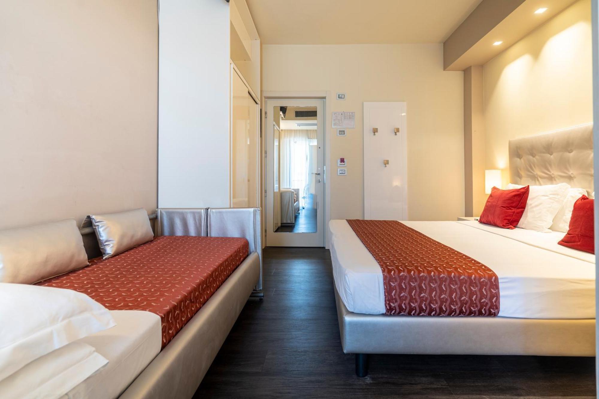 Hotel 2000 Riccione Bagian luar foto