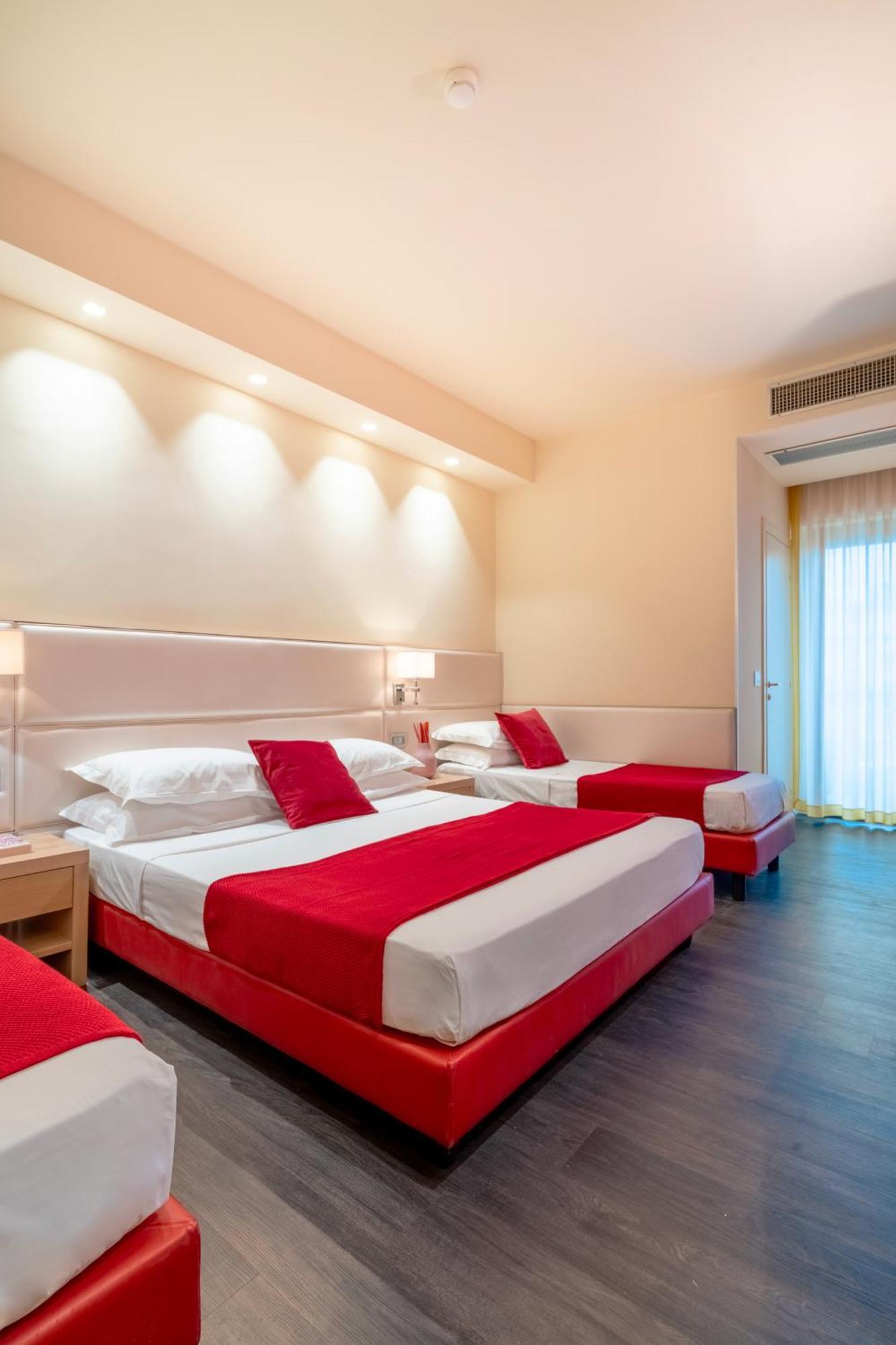 Hotel 2000 Riccione Bagian luar foto