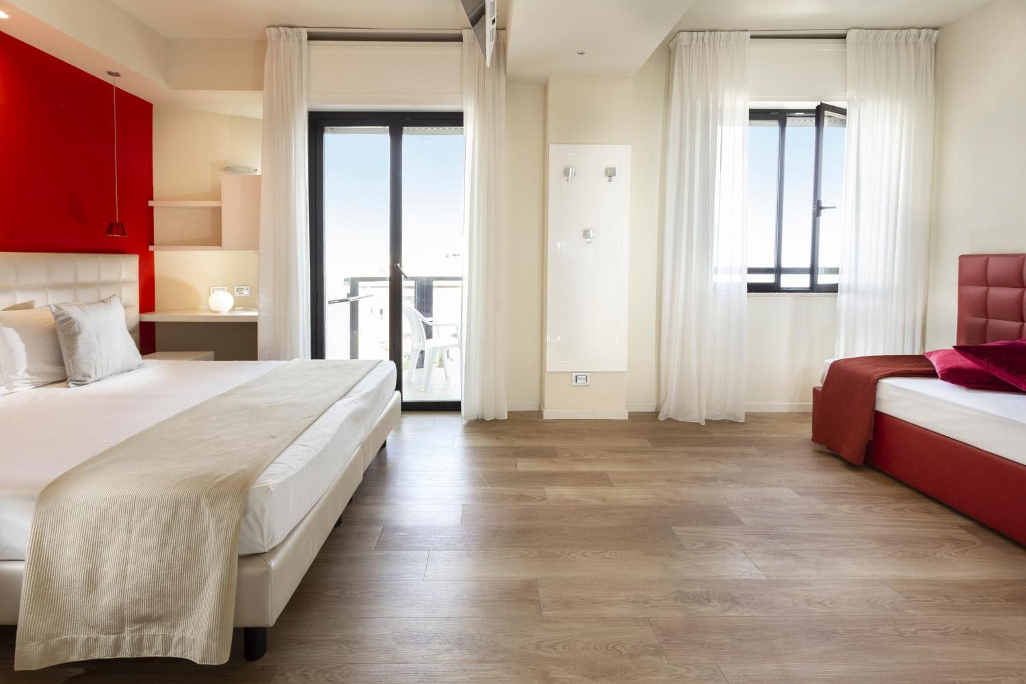 Hotel 2000 Riccione Bagian luar foto
