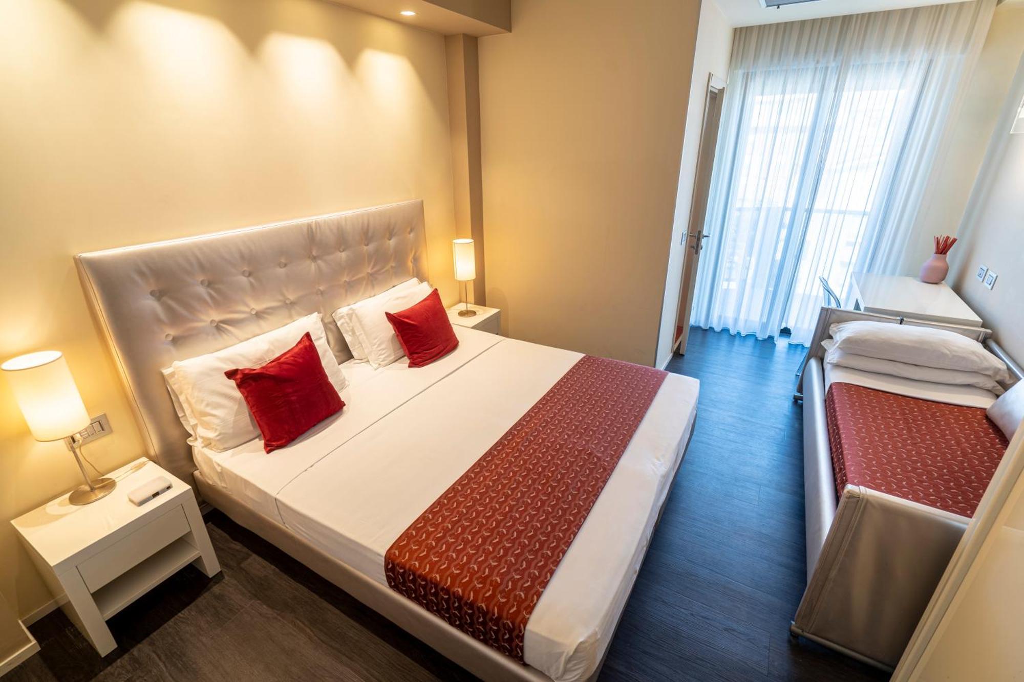 Hotel 2000 Riccione Bagian luar foto
