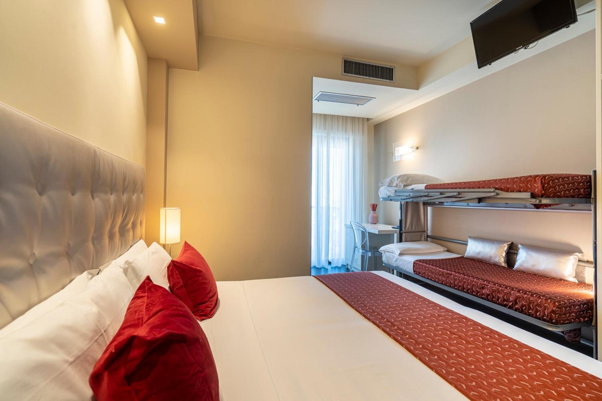 Hotel 2000 Riccione Bagian luar foto