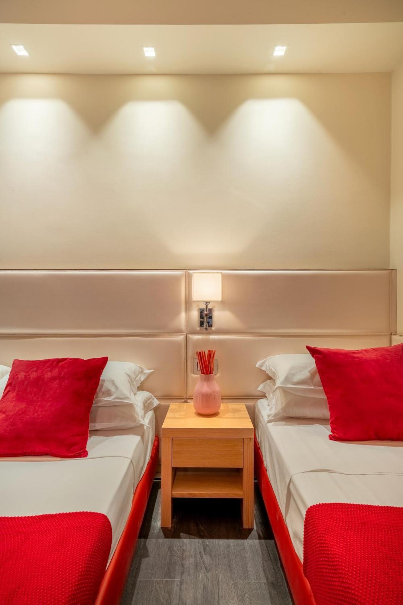 Hotel 2000 Riccione Bagian luar foto