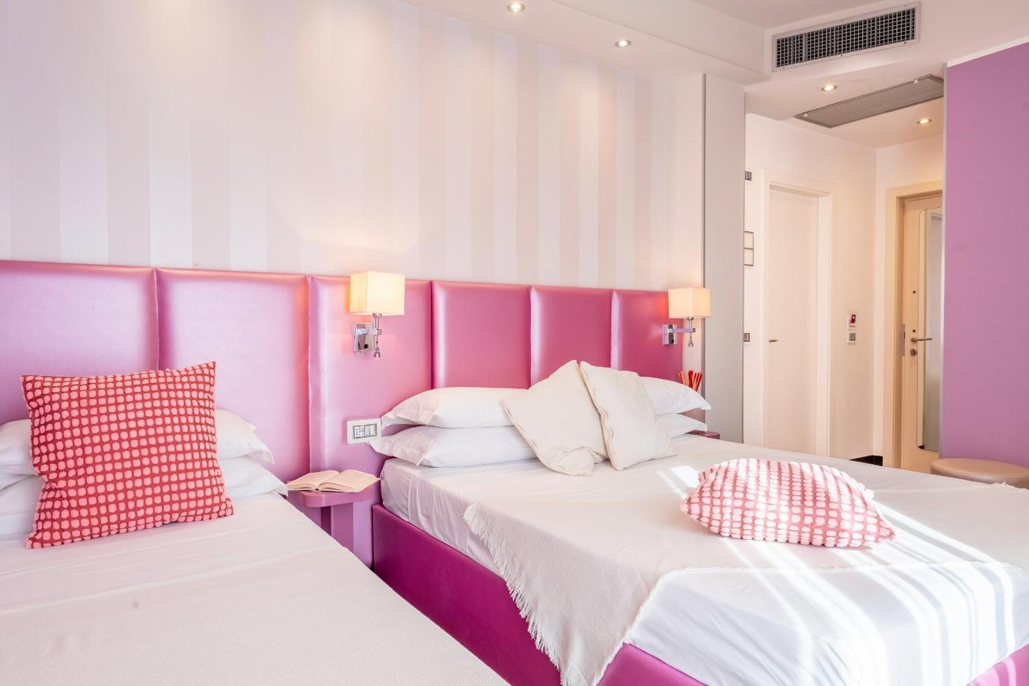 Hotel 2000 Riccione Bagian luar foto