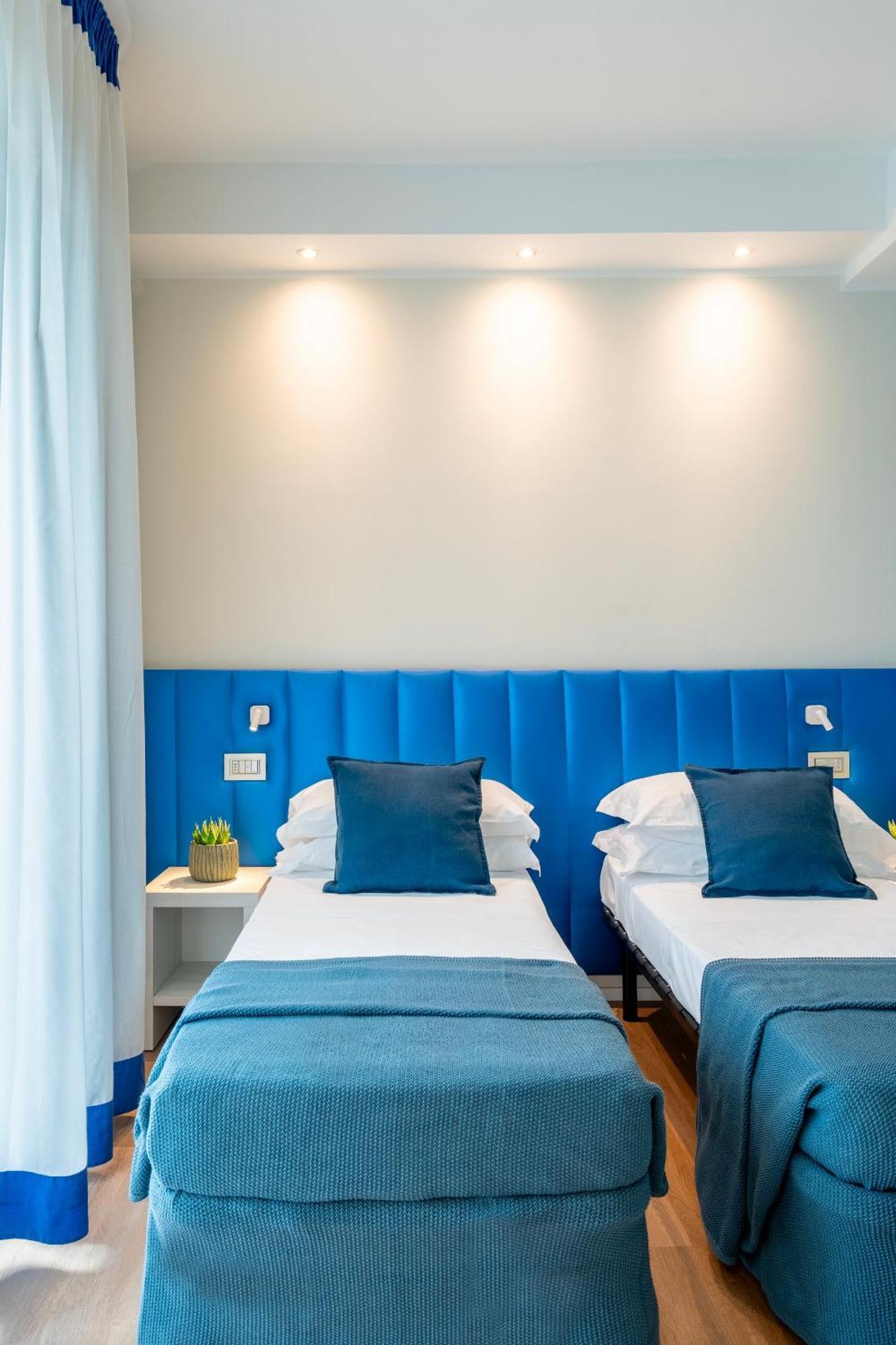 Hotel 2000 Riccione Bagian luar foto