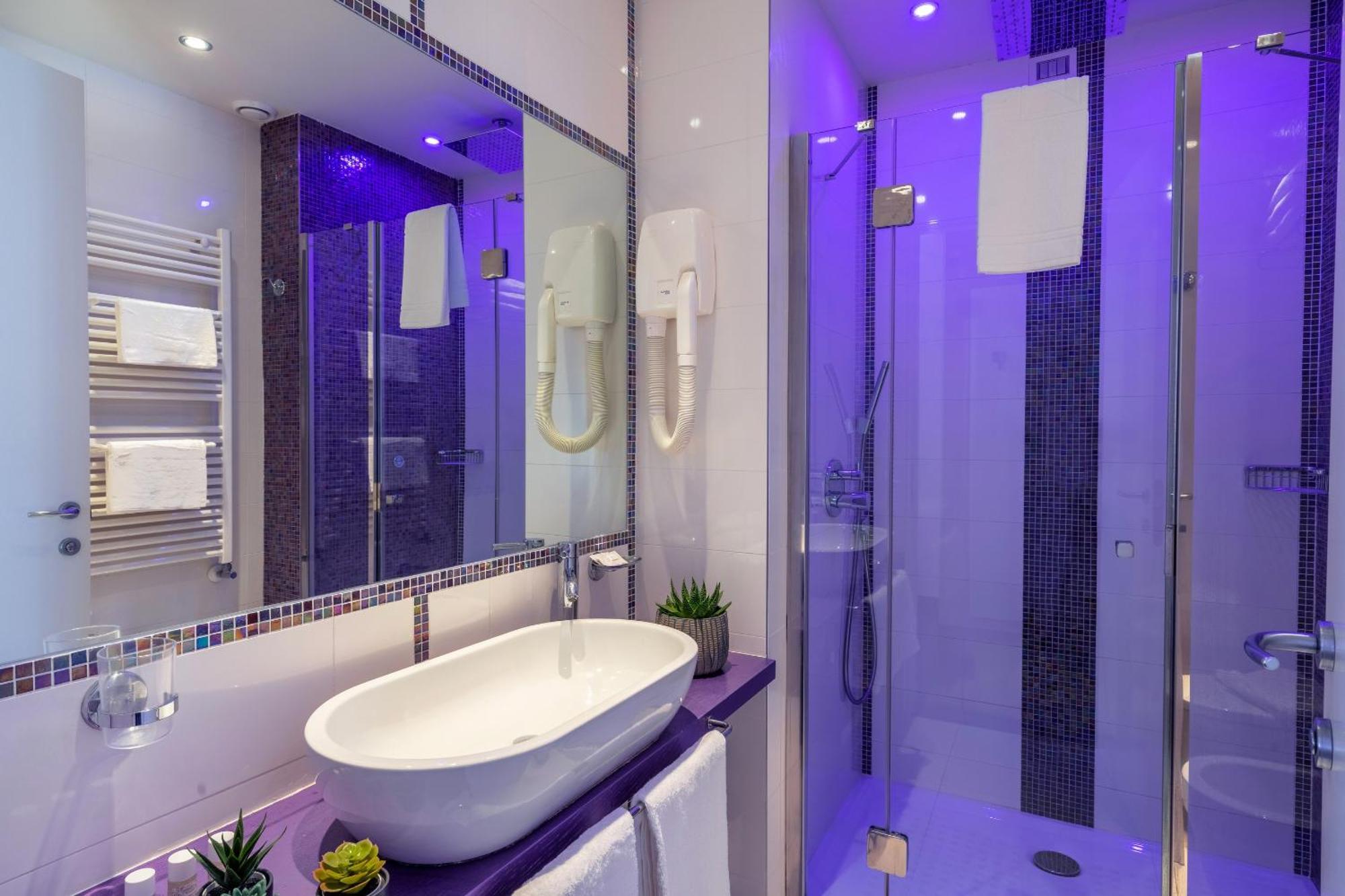Hotel 2000 Riccione Bagian luar foto