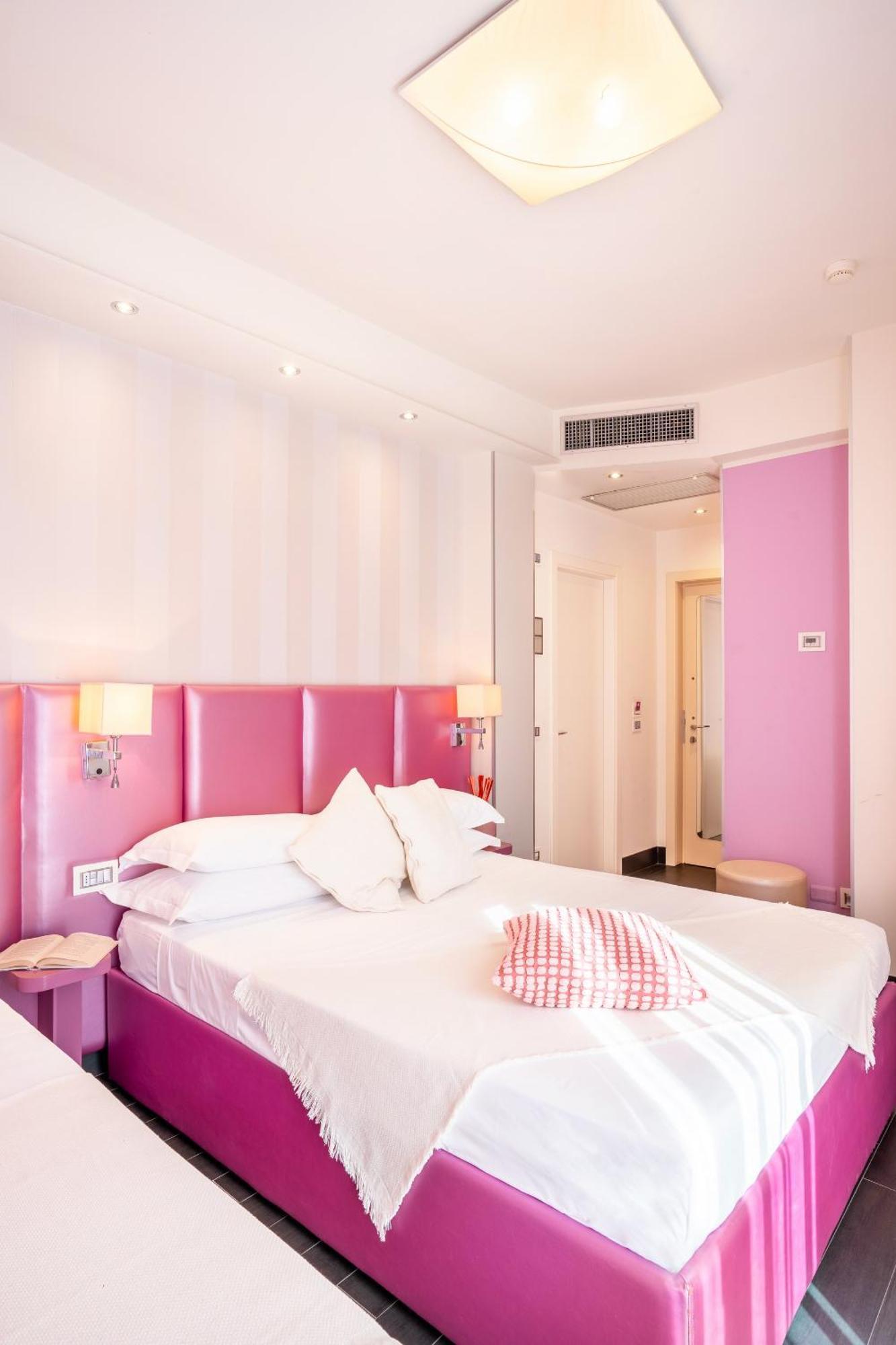 Hotel 2000 Riccione Bagian luar foto