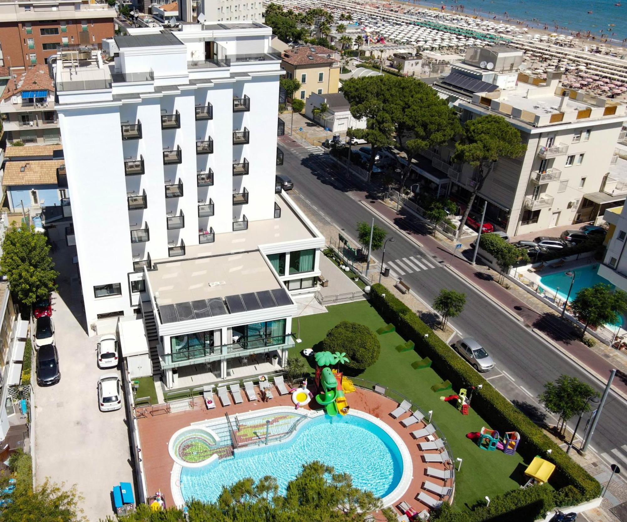 Hotel 2000 Riccione Bagian luar foto